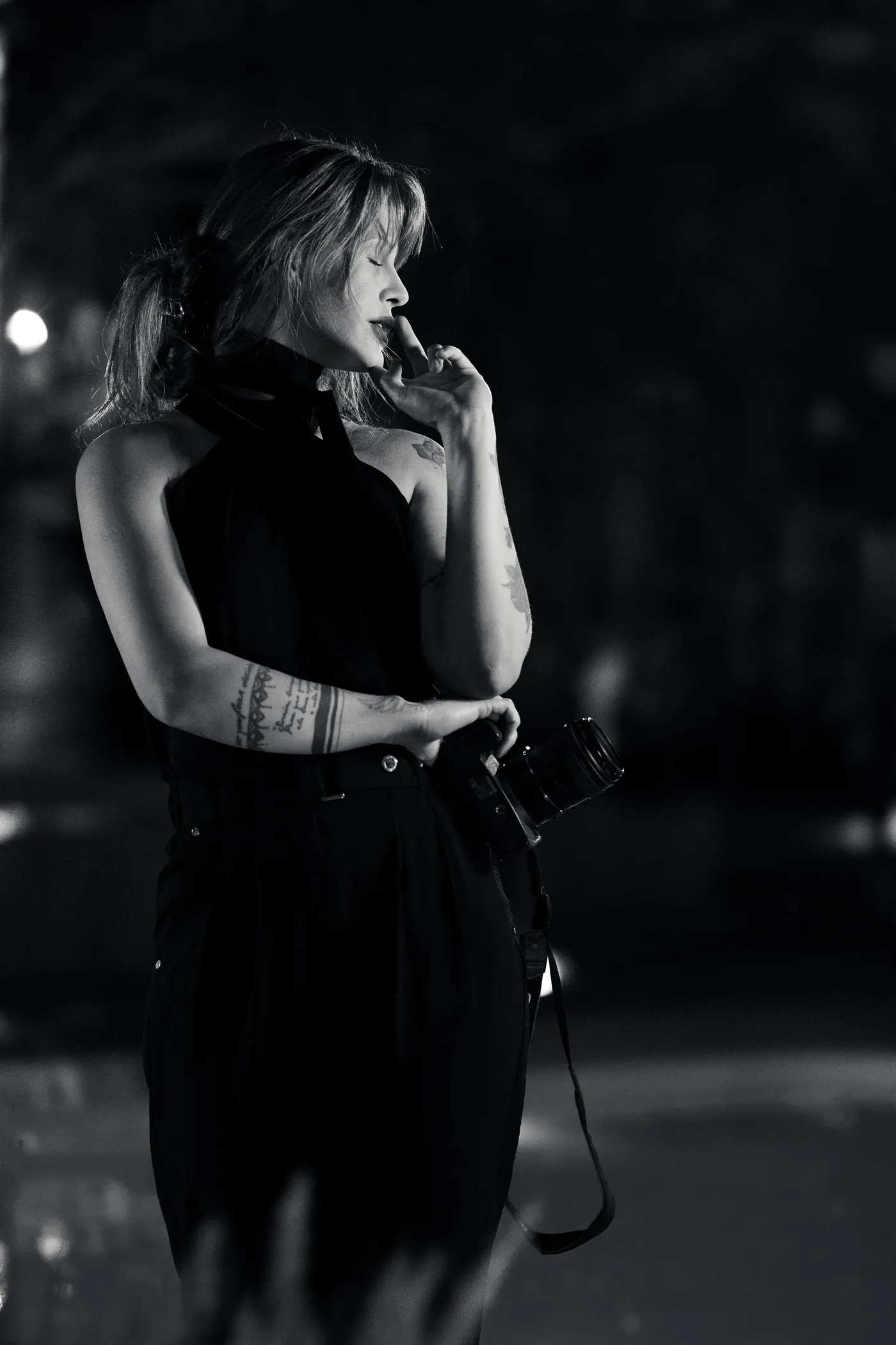 Gabriela Camargo segurando a câmera, retrato em preto e branco